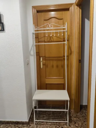 Perchero con zapatero metal y madera