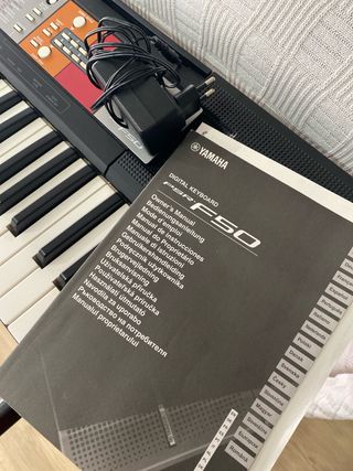 Teclado digital Yamaha PSRF50 con patas.
