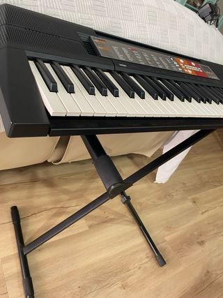 Teclado digital Yamaha PSRF50 con patas.