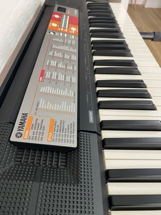 Teclado digital Yamaha PSRF50 con patas.