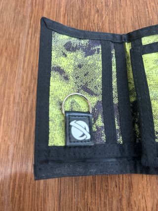 Cartera con estampado de letras