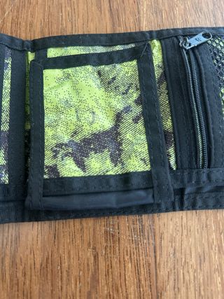 Cartera con estampado de letras