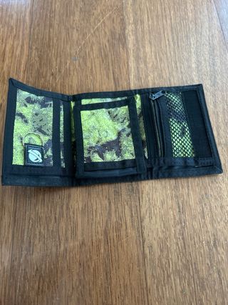 Cartera con estampado de letras