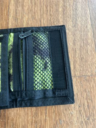 Cartera con estampado de letras