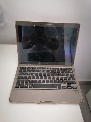 Tablet Samsung SM-T800 con Teclado