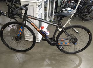 Bicicleta de carbono gris