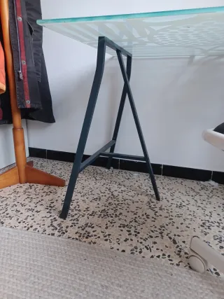 Escritorio de cristal con silla de oficina