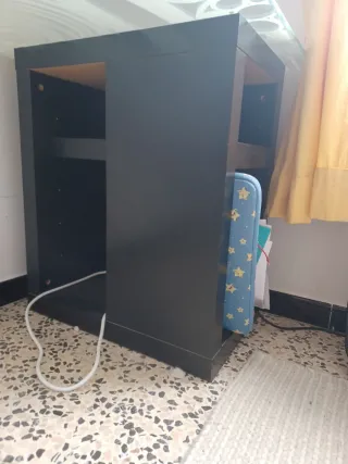Escritorio de cristal con silla de oficina