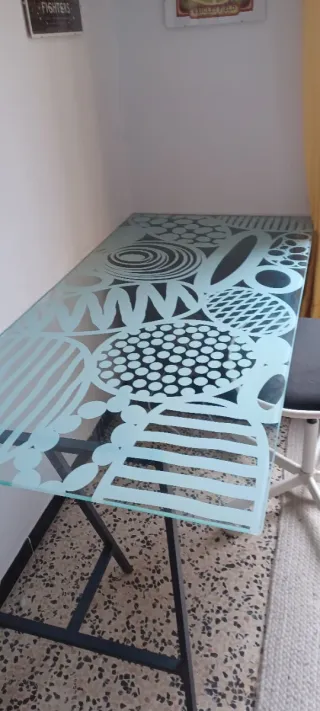 Escritorio de cristal con silla de oficina