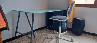 Escritorio de cristal con silla de oficina