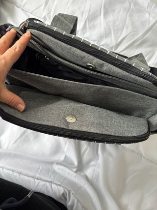 Bolso de bebé gris con estampado de flechas