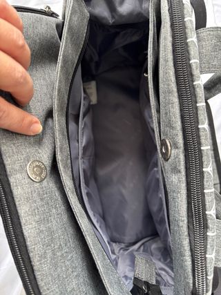 Bolso de bebé gris con estampado de flechas