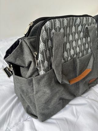 Bolso de bebé gris con estampado de flechas