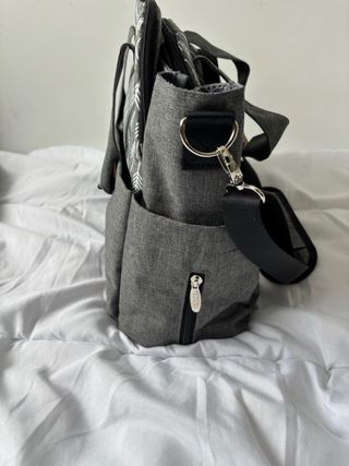Bolso de bebé gris con estampado de flechas