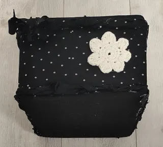 Caja de tela con lunares y flor