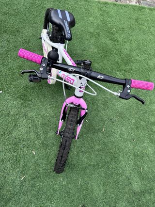 Bicicleta infantil blanca y rosa Deed Rookie 16”