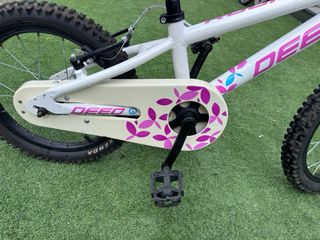 Bicicleta infantil blanca y rosa Deed Rookie 16”