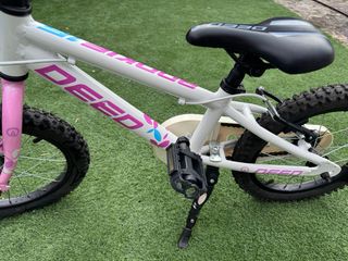 Bicicleta infantil blanca y rosa Deed Rookie 16”