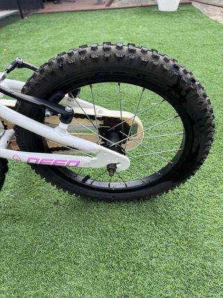 Bicicleta infantil blanca y rosa Deed Rookie 16”