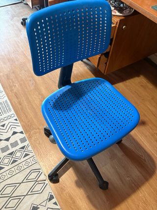 Silla juvenil Ikea azul y negra