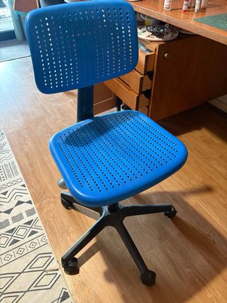 Silla juvenil Ikea azul y negra