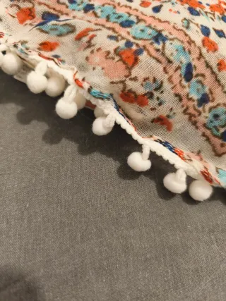 Pañuelo estampado floral con pompones