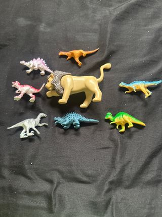 León y 7 dinosaurios de juguete
