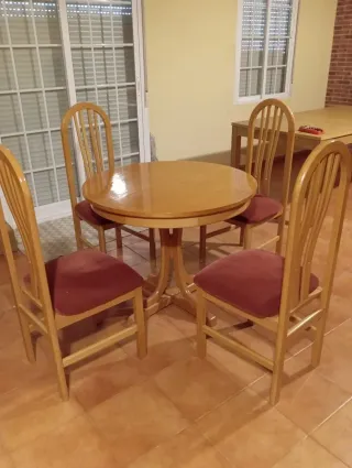 Mesa redonda y 4 sillas madera y terciopelo