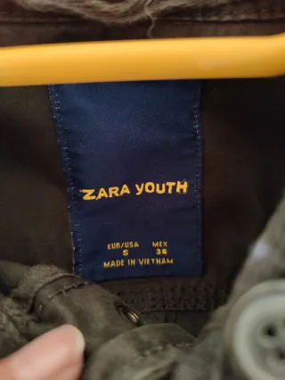 Chaqueta marrón con capucha