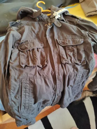 Chaqueta marrón con capucha