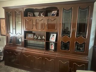 Mueble de salón de madera y cristal