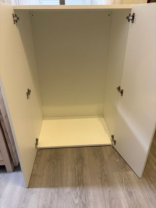 Armario blanco de madera perfectamente cuidado.