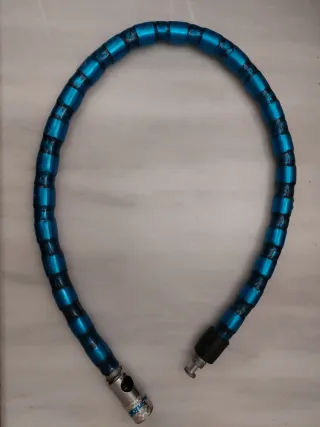 Candado de moto azul y negro