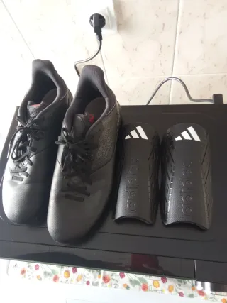 Botines de futbol y canilleras Adidas