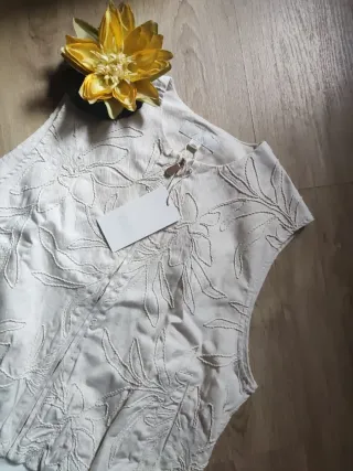 Chaleco Zara flores bordadas.