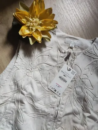 Chaleco Zara flores bordadas.