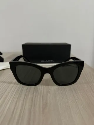 Occhiali da sole Chanel neri con cuore dorato