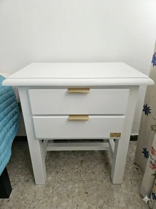 2 Mesitas de Noche de Madera