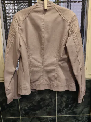 Chaqueta lila efecto piel