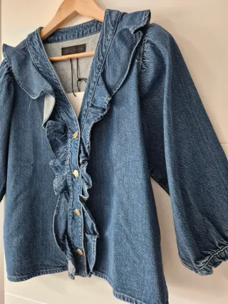 Camisa vaquera con volantes Talla S