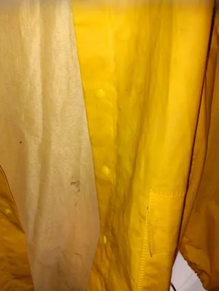 Chubasquero amarillo