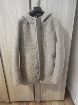 Giubbotto grigio con cappuccio