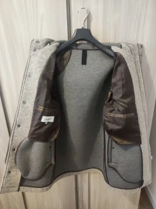 Giubbotto grigio con cappuccio