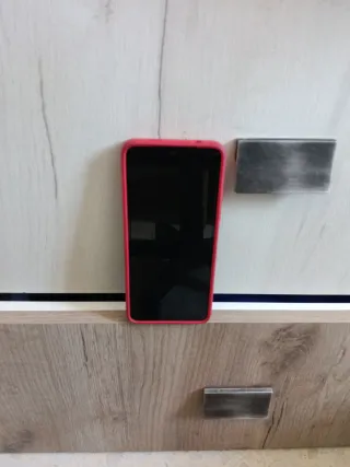 Xiaomi Redmi A3 negro con funda de bordes rojos