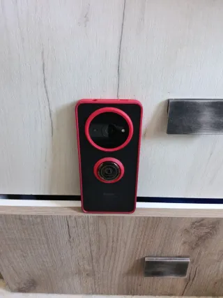 Xiaomi Redmi A3 negro con funda de bordes rojos