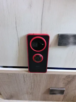 Xiaomi Redmi A3 negro con funda de bordes rojos