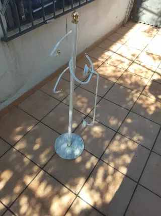 Perchero y silla de baño blancos