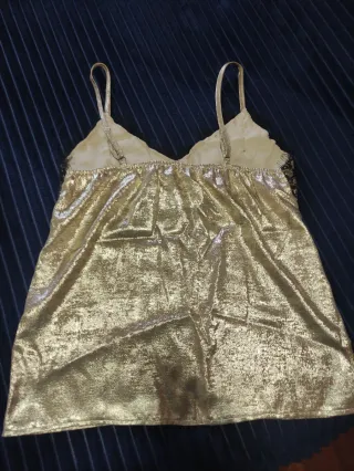 Top lencero dorado con encaje negro