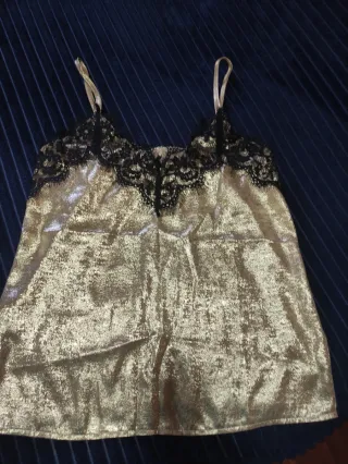 Top lencero dorado con encaje negro