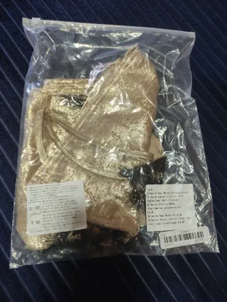 Top lencero dorado con encaje negro